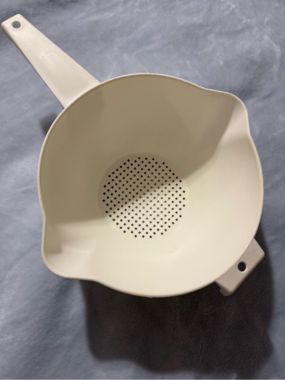 Tupperware white Two-Spout Strainer Colander